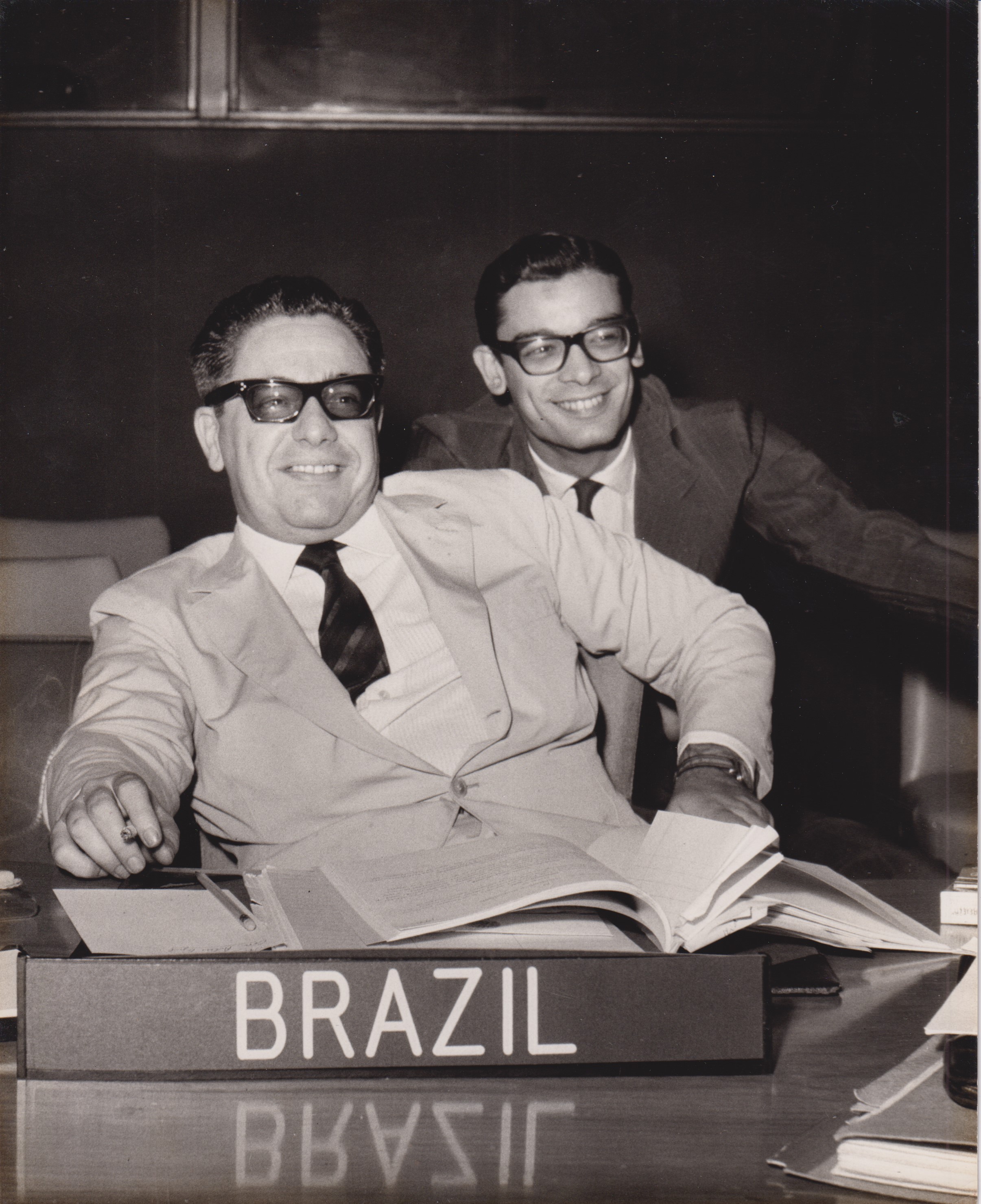 O diplomata Jorio Dauster integrando a delegação brasileira que participou da Conferência das Nações Unidas sobre o Café, em 1962, que culminou na criação do primeiro Acordo Internacional do Café. Na foto, Jorio aparece ao lado do diplomata Armando Mascarenhas.